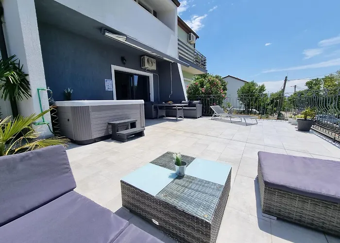 Mit Privatem Pool Und Sauna By Interhome